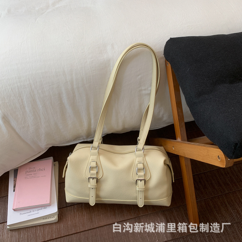 Bolsas de bolos de cuero suave de estilo extranjero, bolsas de brazales de diseño de tendencia, bolsas de viaje frescas para el trabajo.