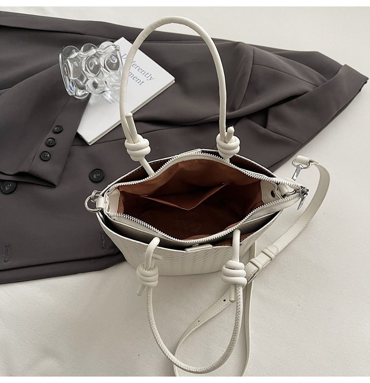 A simple and elegant bucket bag for women, a Korean-style single-shoulder bag for commuting to work in 2025, a new trendy and fashionable crossbody bag undefined