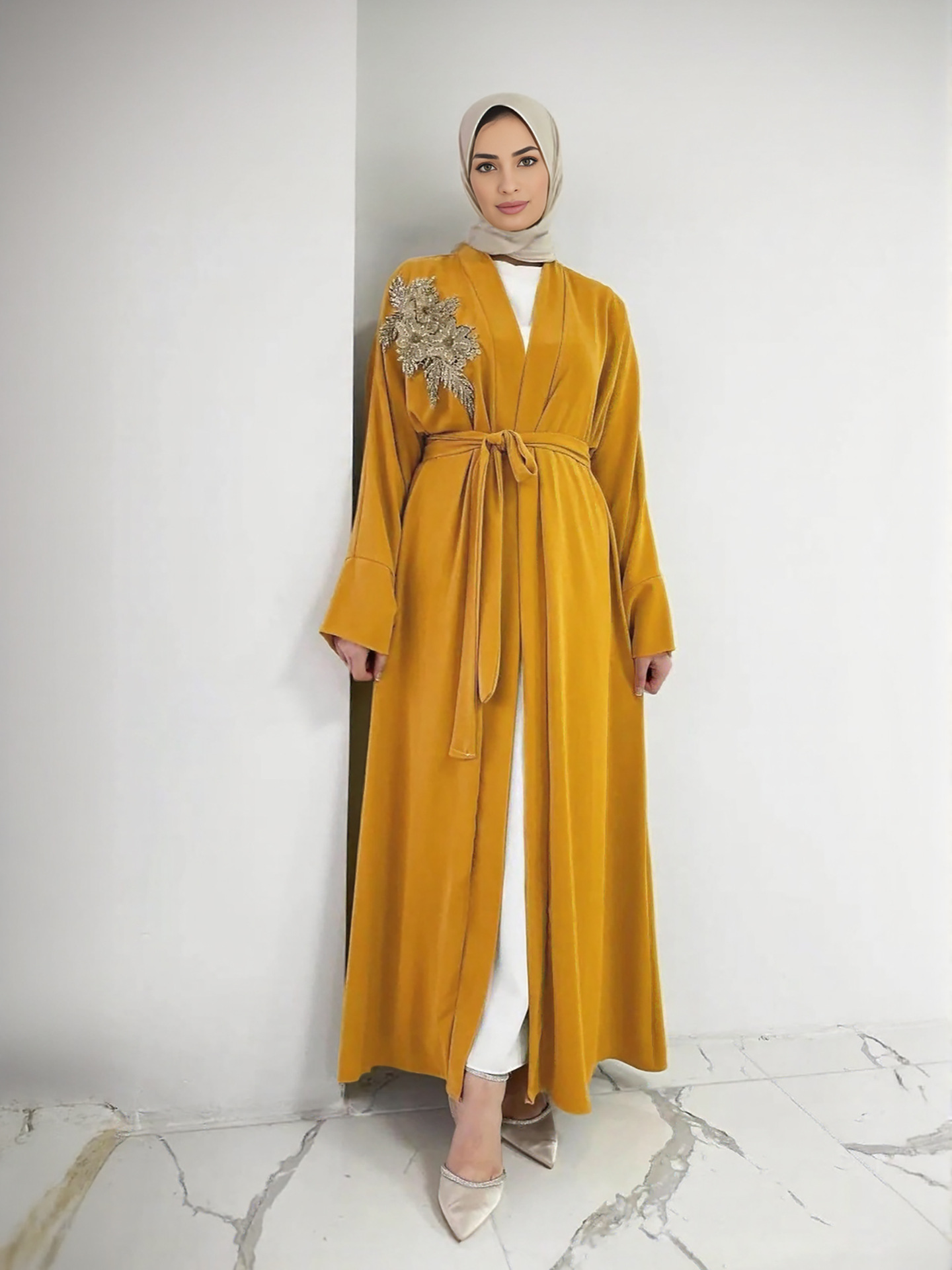 Elegantes, besticktes muslimisches Abaya-Kleid-Set – Dubai-Stil, schlichtes langes Gewand mit Applikations-Cardigan, islamisches Gebetsoutfit in Kurkuma-Farbe_voghion.com