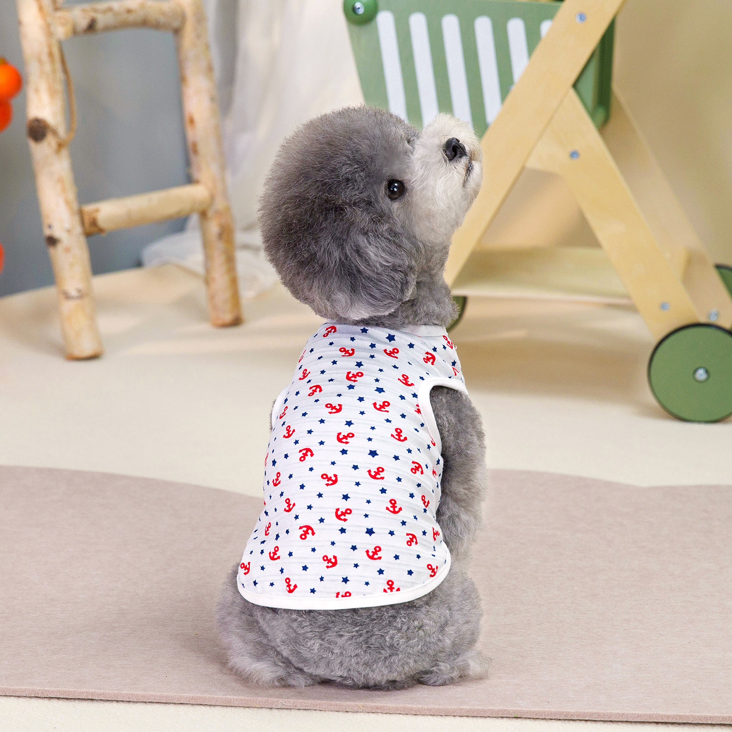 Camiseta regata estilo marinheiro para cães pequenos, como Teddy e Bichon Frisé, ideal para brincar. Roupa fresca e respirável para pets._voghion.com