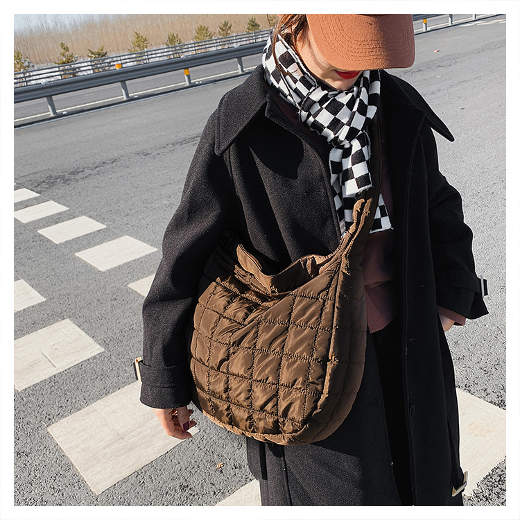 Winter Large-capacity Bag 2021 New Trendy Fashion Simple Lattice Shoulder Tote Bag display picture 7