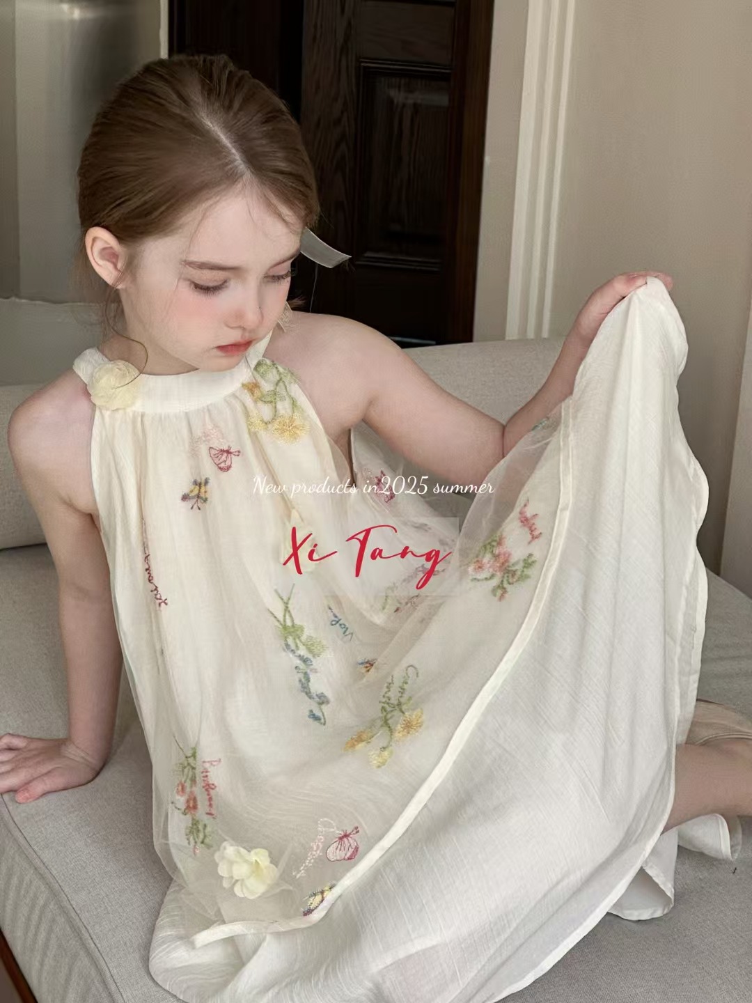 Abito bambina con scollo all'americana in tulle e ricami_voghion.com