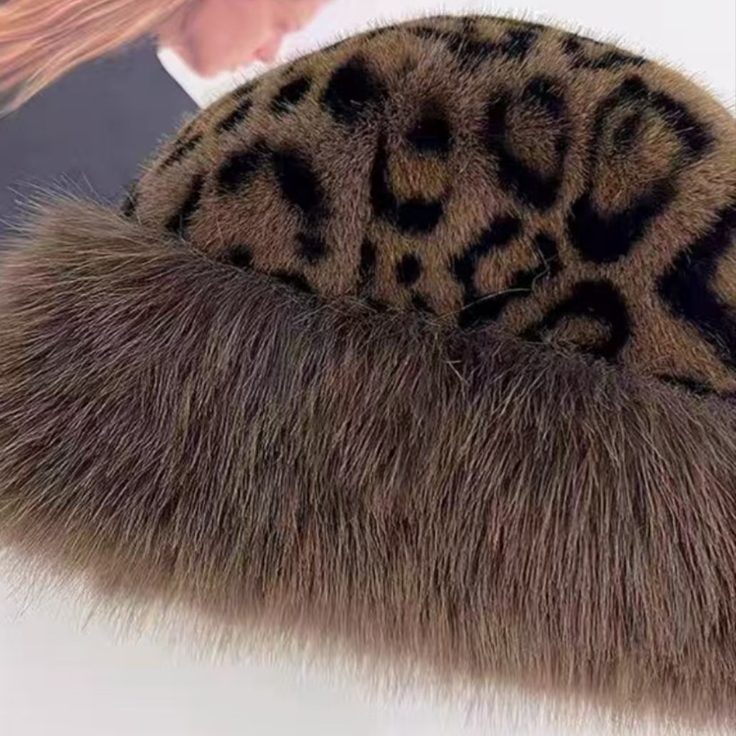 Nuevo sombrero de peluche caliente con patrón de leopardo para mujeres 2024 otoño y invierno retro engrosado antifrío muestra cara pequeña gorra de pescador protector de orejas