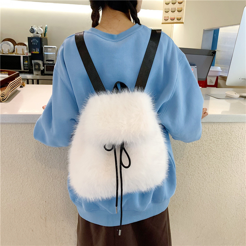 Mochila de pelúcia de color sólido para mujeres de alta calidad de moda bolsas de lana de cuerda de tracción de otoño y invierno 2025 nueva mochila de damas de comercio exterior