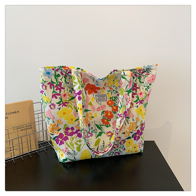 The large-capacity single-shoulder bag for student commuting is a bestseller in early spring. The Korean-style fresh and simple floral fabric bag is a versatile tote bag undefined