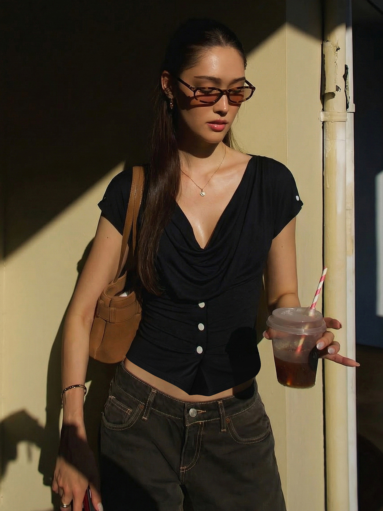 T-shirt donna slim fit con scollo ovale e maniche corte alla moda_voghion.com