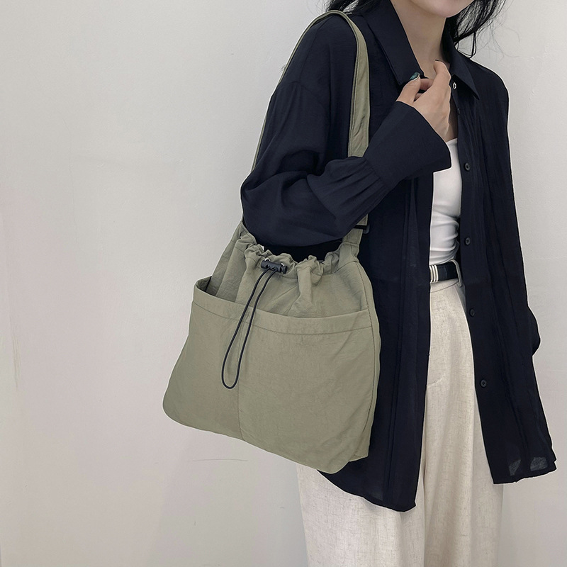 A stylish single-shoulder crossbody bag for 2024, a large-capacity casual commuting bag for classes, and a beautiful and fashionable underarm bag for women details Picture