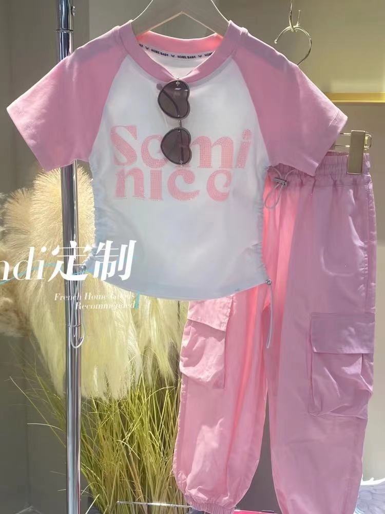 Stylish and versatile summer set for girls, featuring a lettered drawstring short-sleeved top and pants, a popular summer two-piece set for medium and large children.
