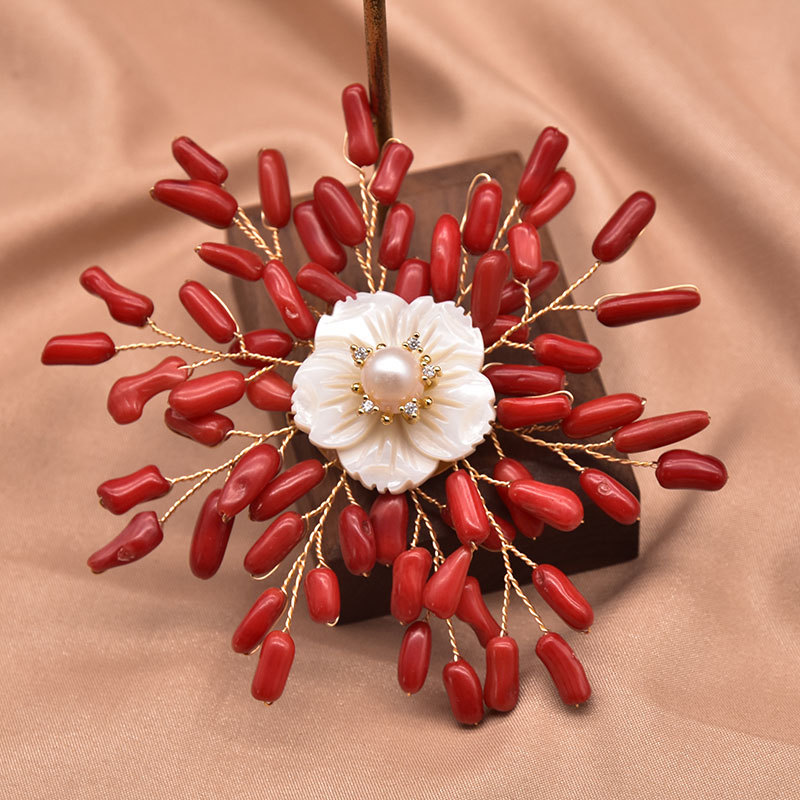 Broche de perlas naturales con borlas de bambú marino y flores, moda de alta gama, redondo y exquisito, broche de perlas estilo Chanel de alta calidad para mujer.