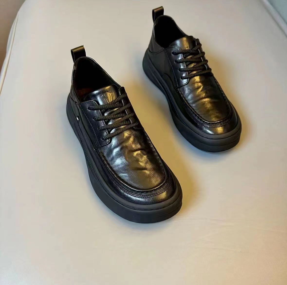 2024 nuevos zapatos de tablero de ocio empresarial para hombres moda de cabeza redonda Reino Unido con zapatos de cuero de suela blanda transpirables explosivos transfronterizos