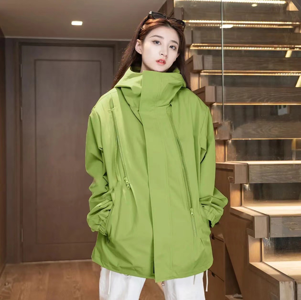 2024 primavera y otoño hombres y mujeres abrigo a prueba de viento impermeable al aire libre montañismo más tamaño chaqueta fabricantes al por mayor