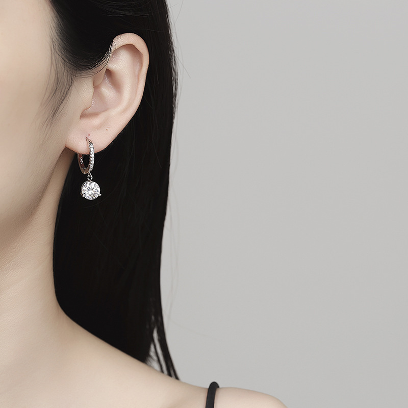 Venta caliente en vivo moda popular exquisita pendiente redonda de un solo diamante mujer con incrustaciones de circón chapado en platino pendiente corta de diamante Moissan