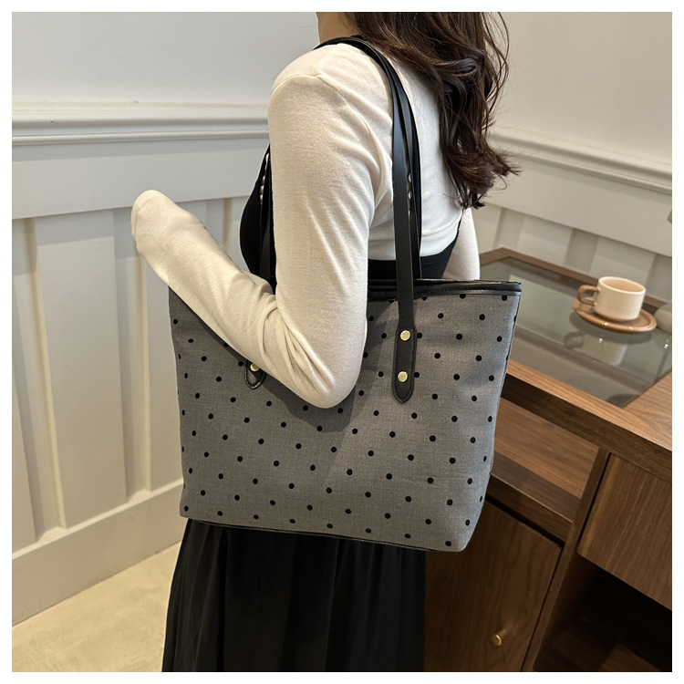 The 2024 new Korean-style tote bag with a college style is stylish, elegant and beautiful. It is a large-capacity single-shoulder and underarm commuter handbag undefined