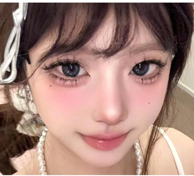Lazy cat ears, pointed lower eyelashes, natural single cluster segments, beginner's eyelash highlighting, comic photogenic style, transparent stem false eyelashes Application Scenario