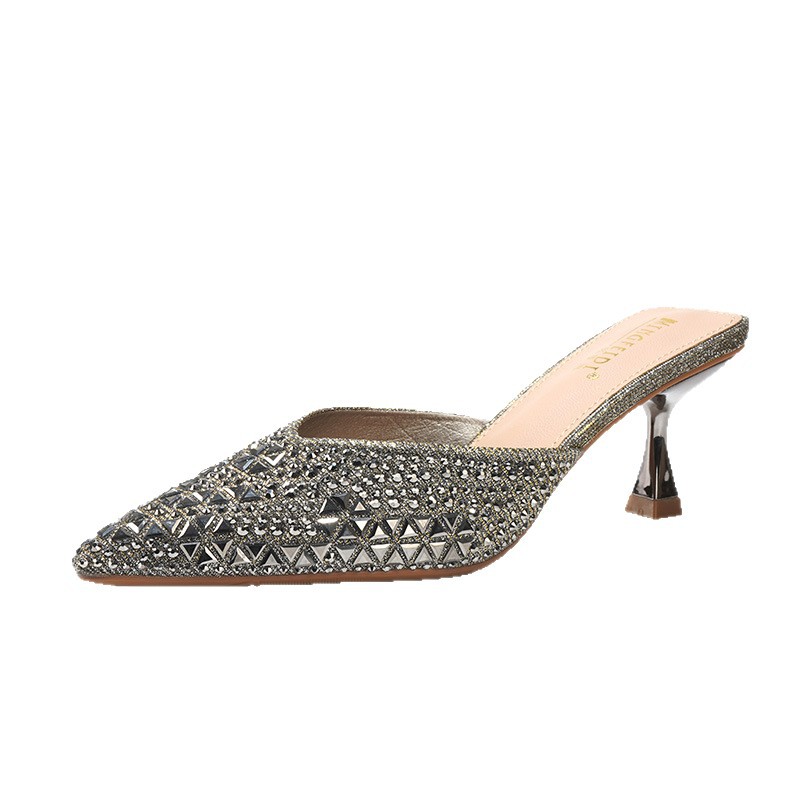 2026 nueva red de verano de diamante tacones delgados zapatillas frías de tacones altos para mujeres punta de cabeza de bolsillo universal mitad zapatillas para usar fuera