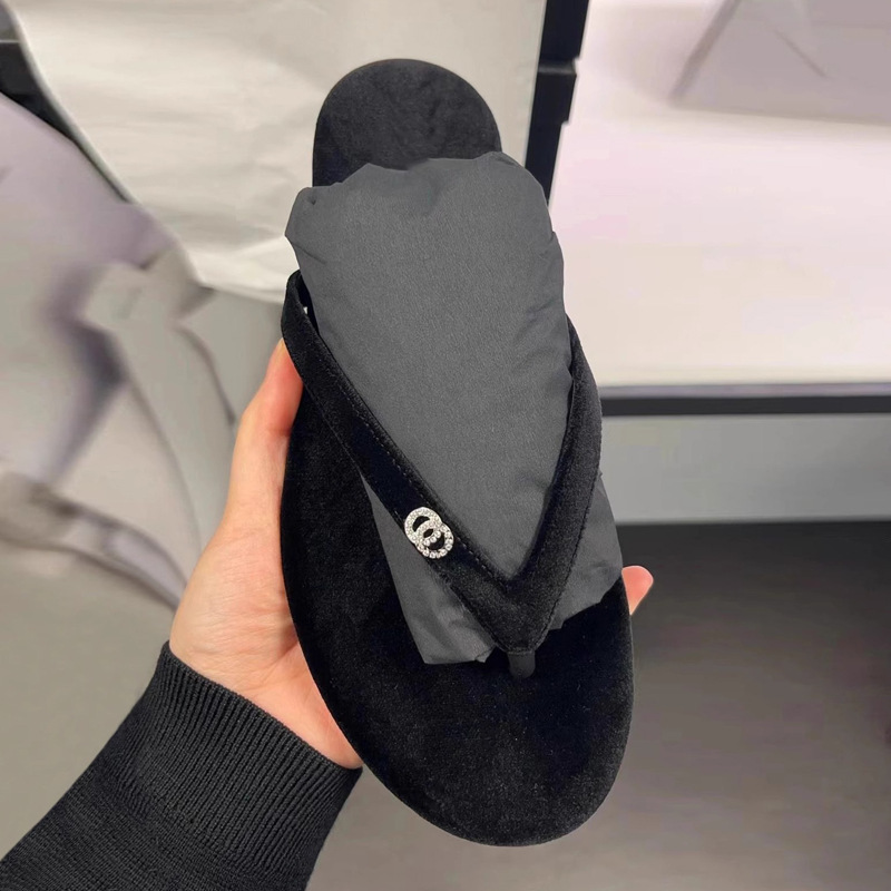 In-Stock Women's Summer Flip-Flops 2026 New Style Chanel-Inspired Beach Fashion Versatile Flat Sandals