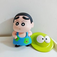 クレヨンしんちゃんは腰を絞めて、新しいファッションをして、かわいいプレゼントをします。