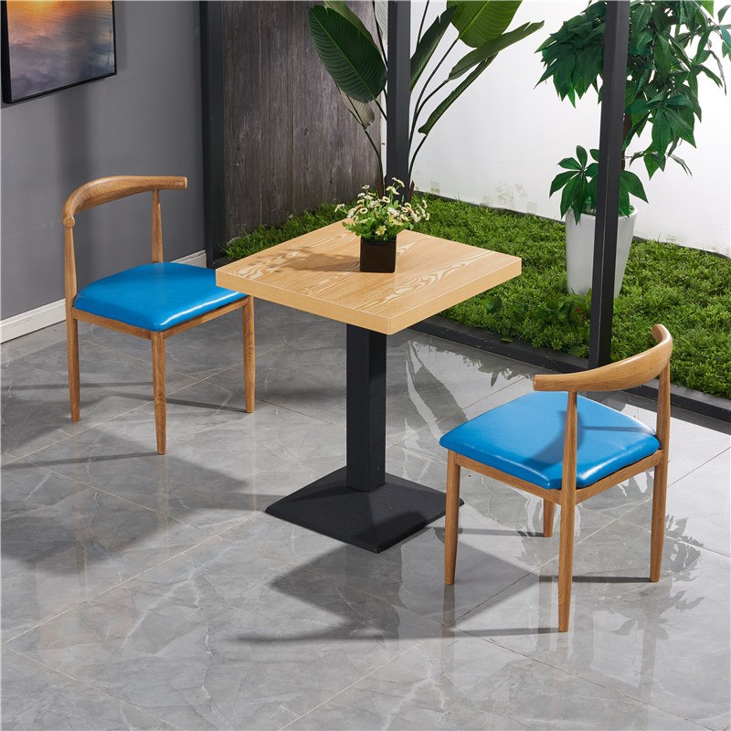 다층 보드 테이블과 의자 2 개 오크 색상 + 하늘색 매트