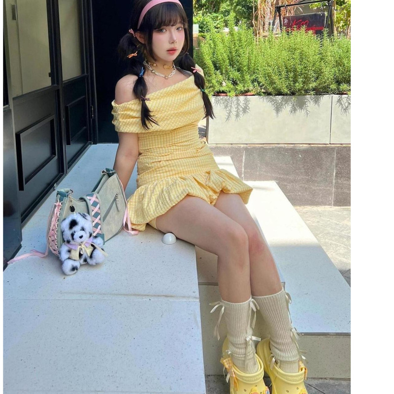 法式纯欲黄色格纹一字肩抹胸连衣裙女夏季高级感气质收腰花苞短裙|undefined