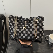 牛仔布包包女新款2025时尚小众设计单肩腋下包百搭链条斜挎水桶包