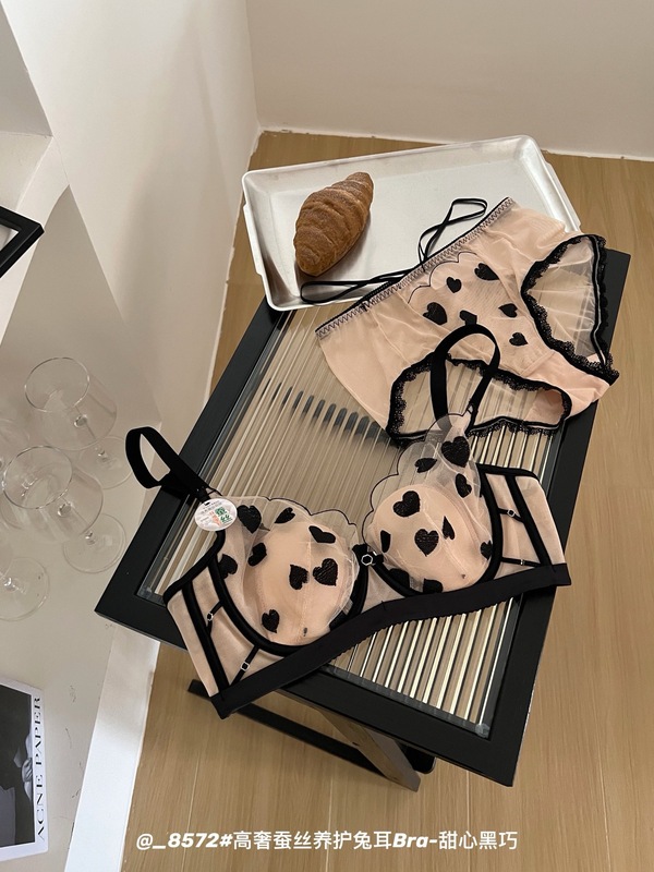 フランス式の純粋な欲は人の少女の水晶の杯の下着をからかいます。|undefined
