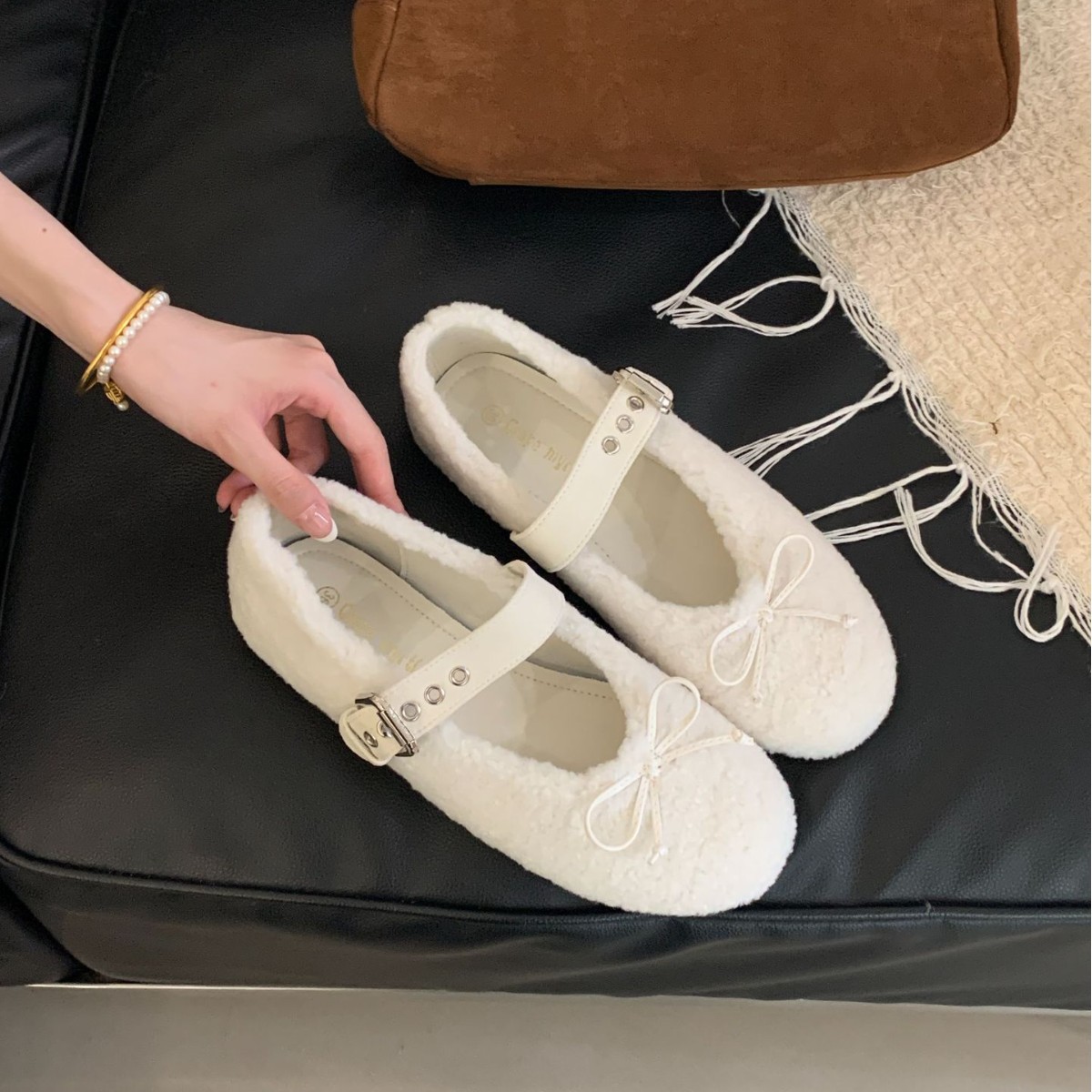 Grape Mom otoño e invierno nuevo estilo cálido y dulce lazo con hebilla de una palabra boca baja Mary Jane piel zapatos individuales mujer