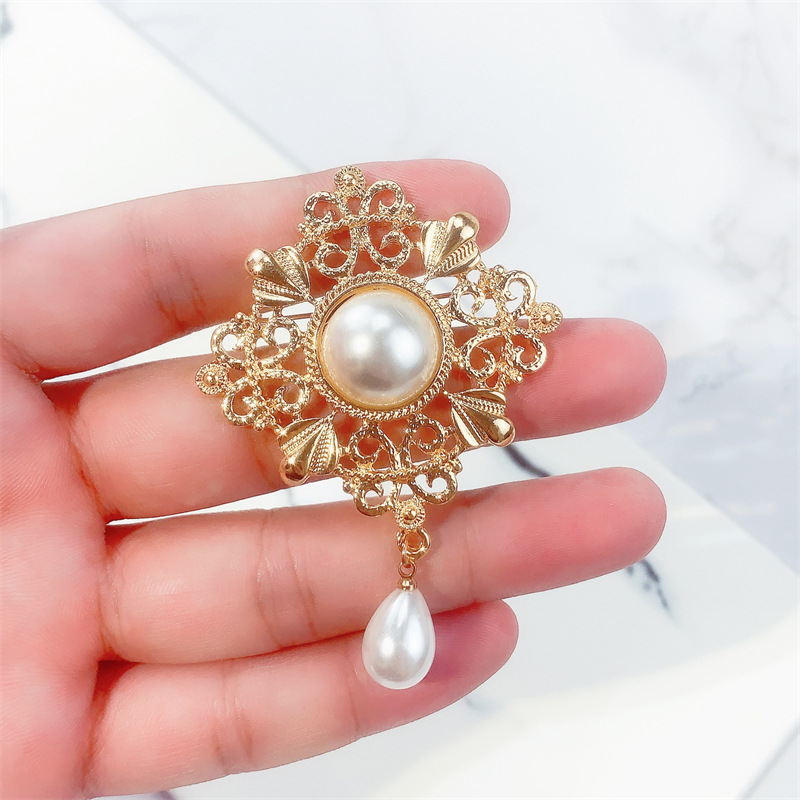 Retro Geometric Alloy Plating Artificial Pearls Women's Brooches display picture 2