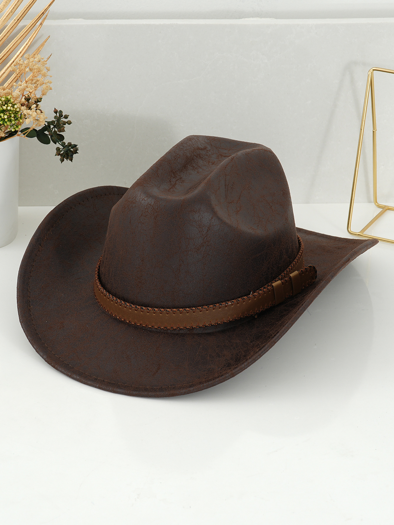 Vintage western cowboyhatt i slitet läder med spänne och mönster_voghion.com