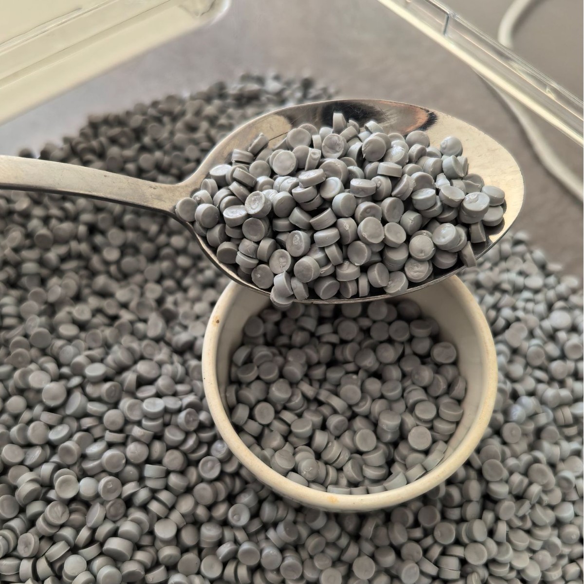 Loll Designs 灰色HDPE再生颗粒 OBP海洋塑料 抗盐蚀 围炉专用料