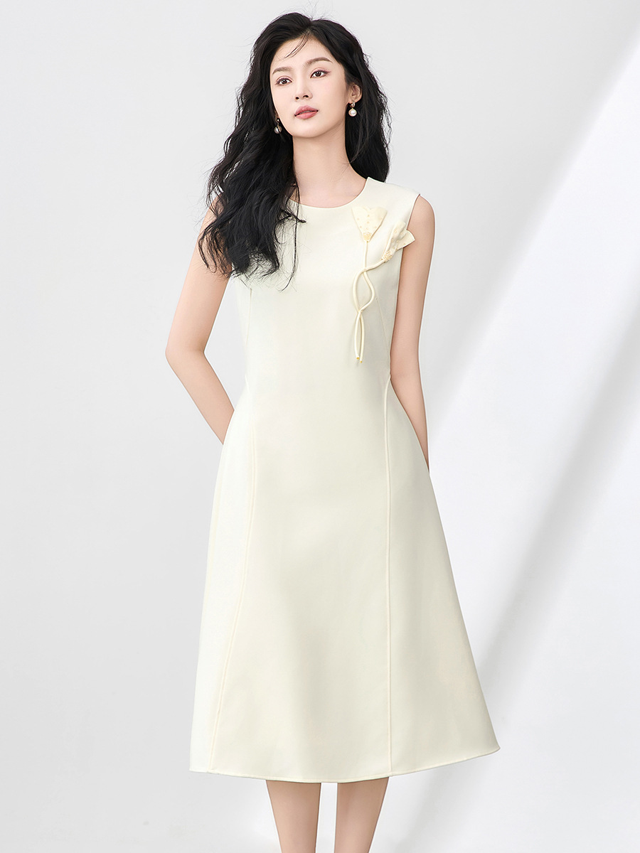 Váy vest không tay chiết eo hoa đính cườm nổi 3D phong cách trưởng thành nhẹ nhàng — Màu đen
