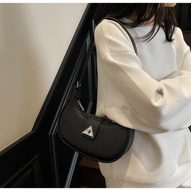 The 2025 new underarm bag for women is a simple and versatile single-shoulder crossbody bag. It is a popular and niche designer crescent-shaped women's bag undefined