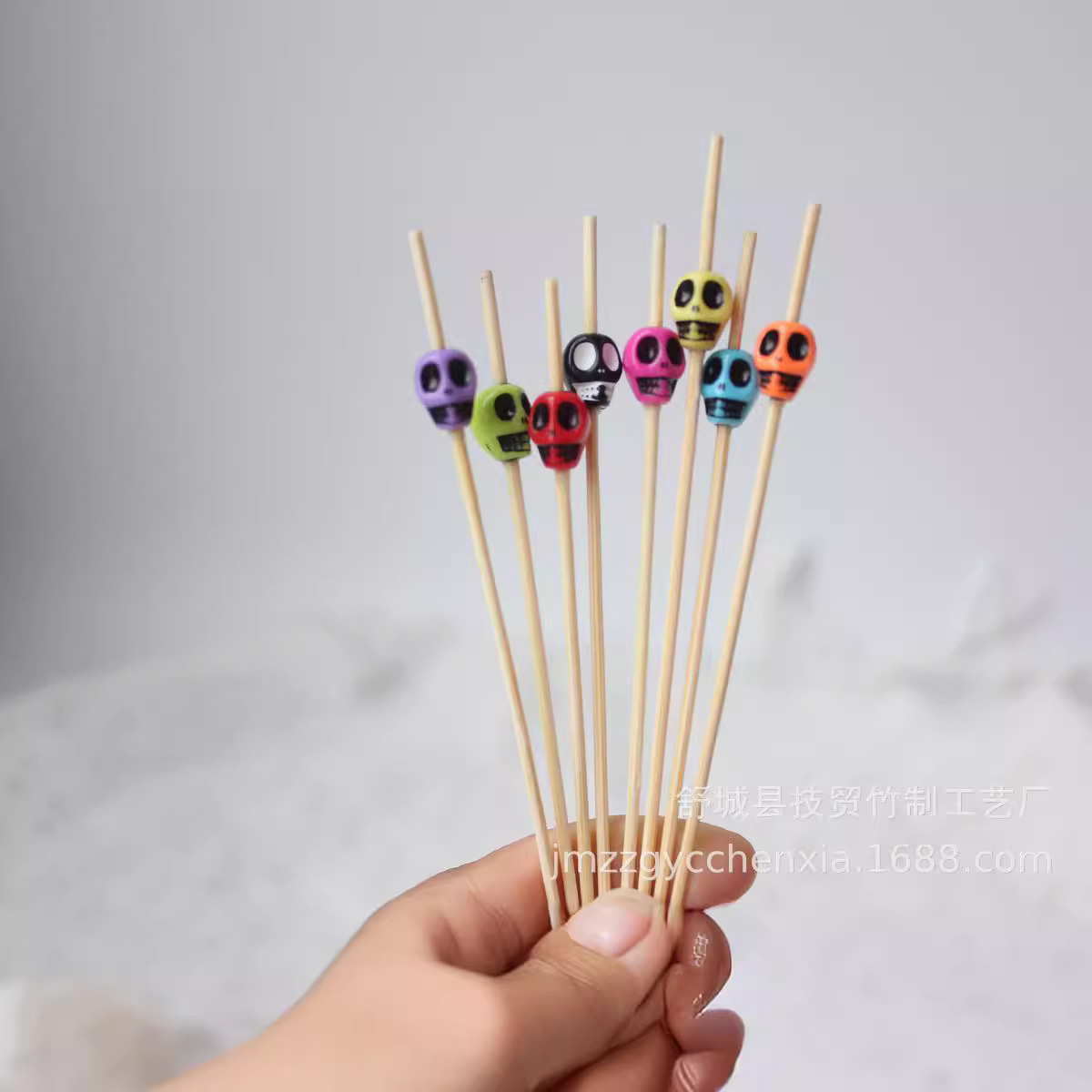 Halloween 8 × 10 cráneo pequeño colorido stick de fruta 100 piezas / paquete stick de cóctel Amazon Hot Sale stick de bambú
