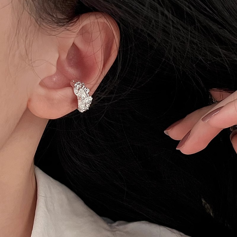 Pendientes de aguja de plata 925 con patrón de papel de aluminio, pendientes simples y exquisitos, de alta gama, pendientes irregulares, lujo ligero, nuevos pendientes de verano