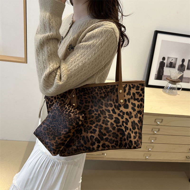 Women's autumn new large capacity simple portable commuting shoulder tote bag casual hand held underarm bag_voghion.com
