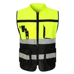 自転車服の男性オートバイの反射ベストを挟んで服をレースします。