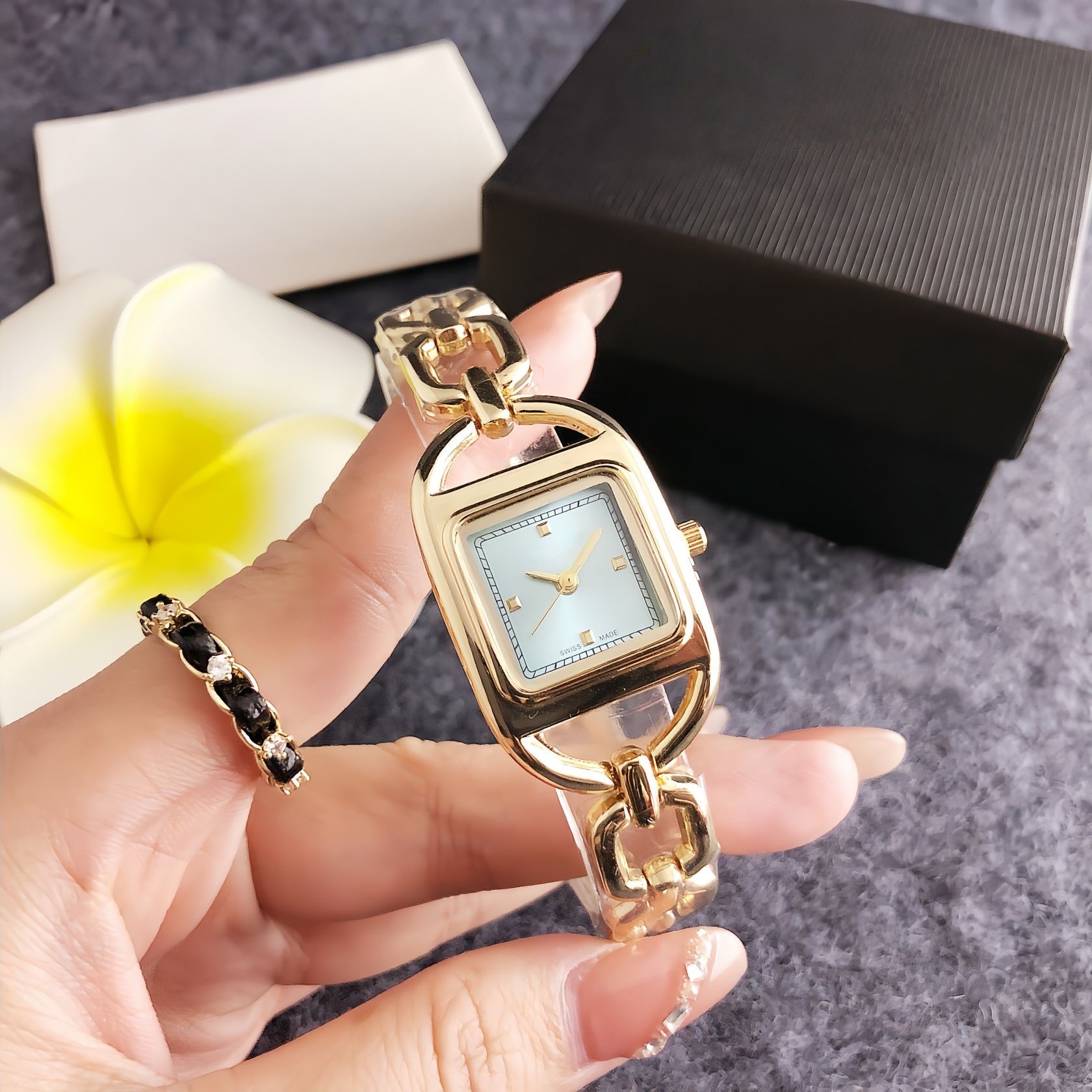 Watch with a High-End Feel, Small Fragrance Style Bracelet Watch for Women, Ins Niche Design, Simple and Fashionable Small Dial, Retro Hong Kong Style