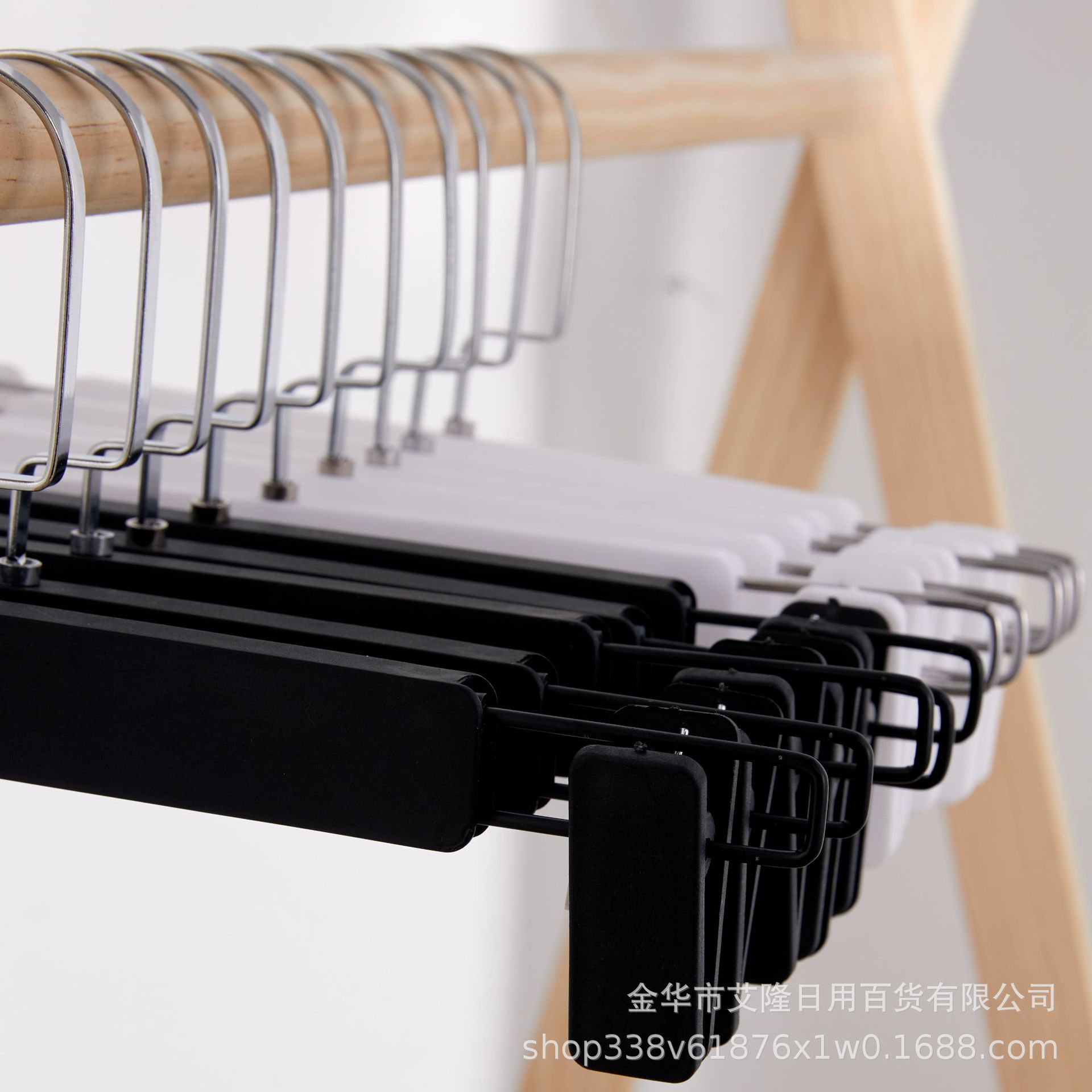 Suministro directo de fábrica pantalones de plástico para el hogar tienda de ropa para adultos sin costuras pantalones antideslizantes clip pantalones percha falda clip falda rack