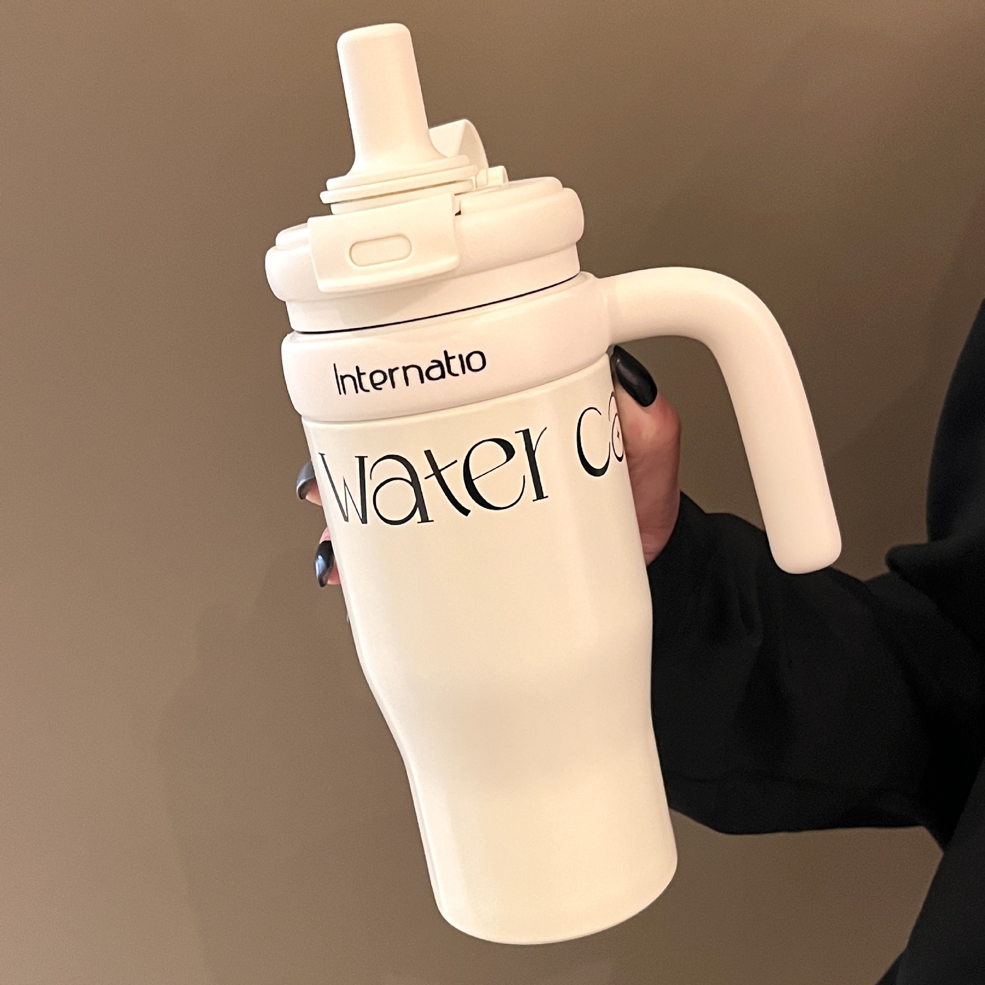 Simple 304 taza de acero inoxidable taza de café de alta capacidad para hombres y mujeres con mango portátil taza de agua de paja