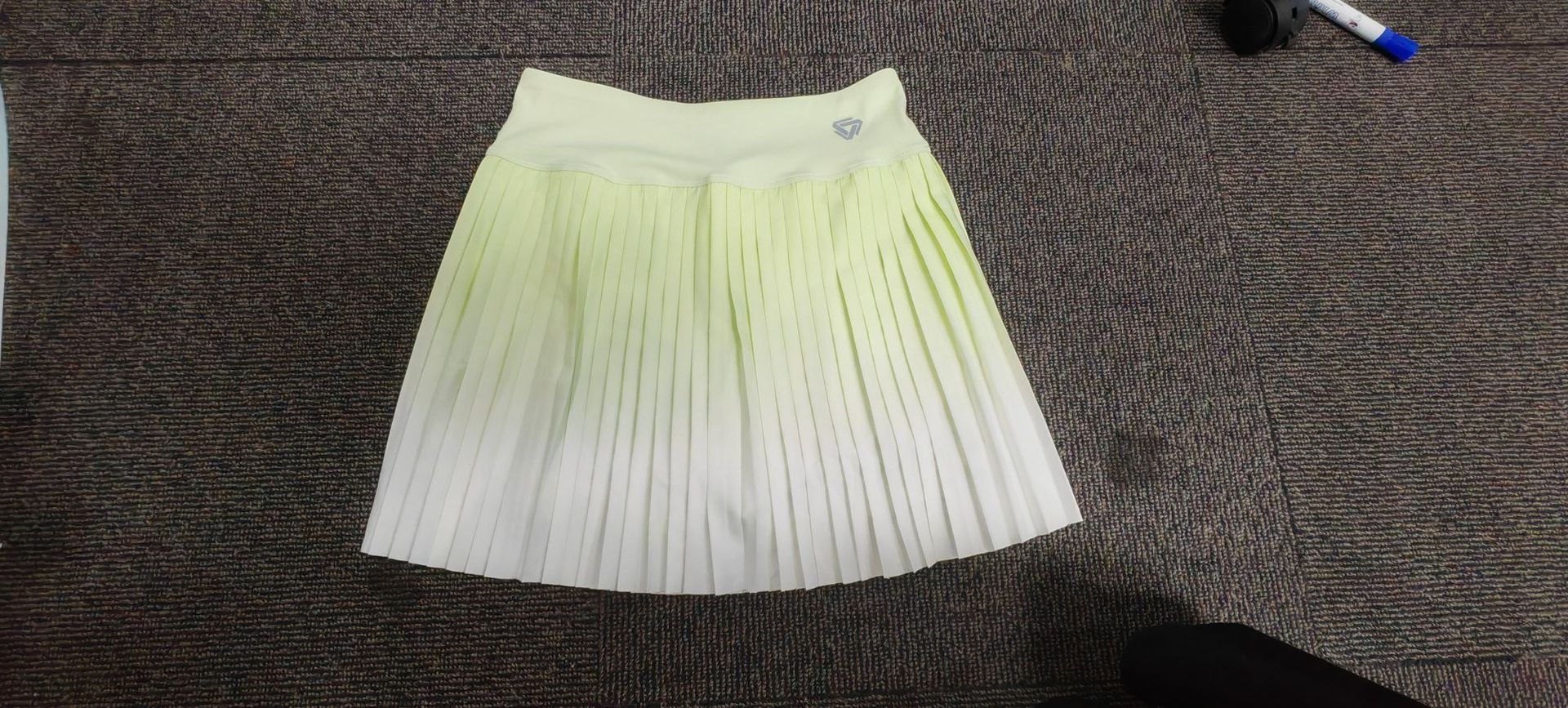 Nueva falda corta deportiva de verano de las mujeres anti-exposición gradiente de cintura alta de secado rápido transpirable plisado falda de tenis para correr