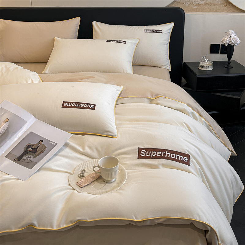 Cama cepillada de algodón puro simple de cuatro piezas de una clase de algodón materno e infantil otoño e invierno funda de edredón gruesa sábana ropa de cama de tres piezas