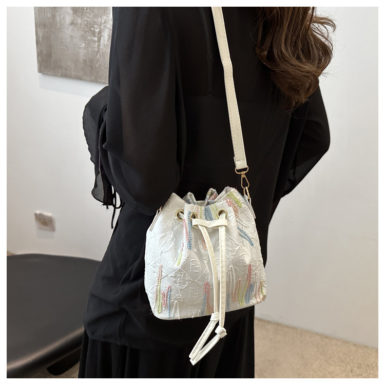 Single-shoulder bag, Korean-style drawstring, fresh and girlish crossbody bag, large capacity, commuting, casual, quality and versatile, Chinese-style bucket bag undefined