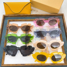 �����ŷ����ʱ��ī��Ů����С����ͬ��è��̫���۾��г� LW40088