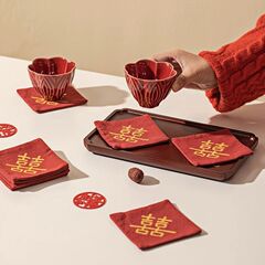 赤いコースターの喜字コースターの結婚祝いのお茶のカップは結婚祝いの部屋を飾って結婚祝いの写真を撮ります。