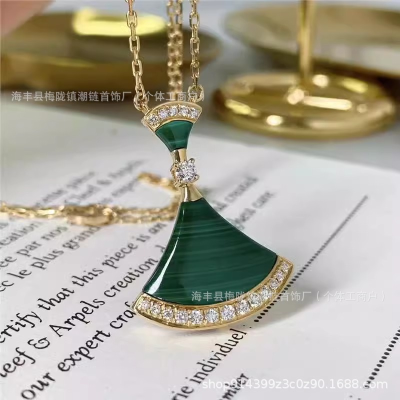 V金の小さいスカートのネックレスの女性の扇子の白い貝の母は18kのバラの金の扇形の玉髄のペンダントの鎖の代行をめっきします。