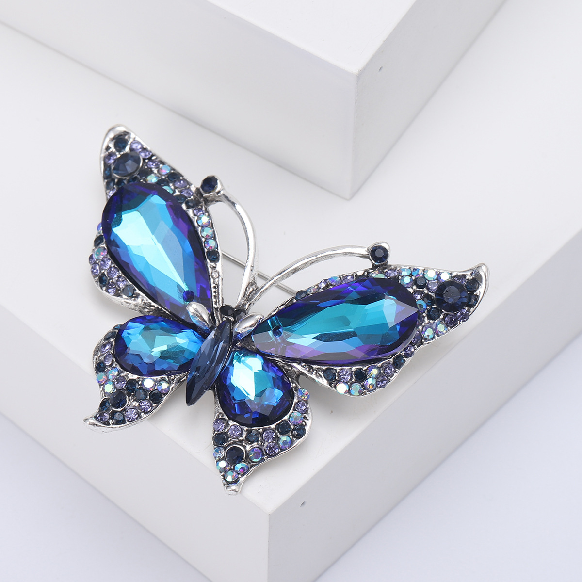 Broche Mariposa Aurora con Cristales — Accesorio para Blazer o Abrigo