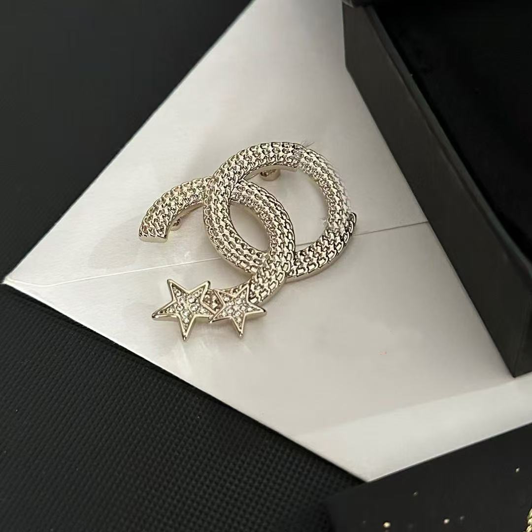 Classic Chanel-Style High-End Gold-Plated Brooch, Fashionable Retro Star Ocean Personality Trend, Sweet and Cool Heart Design