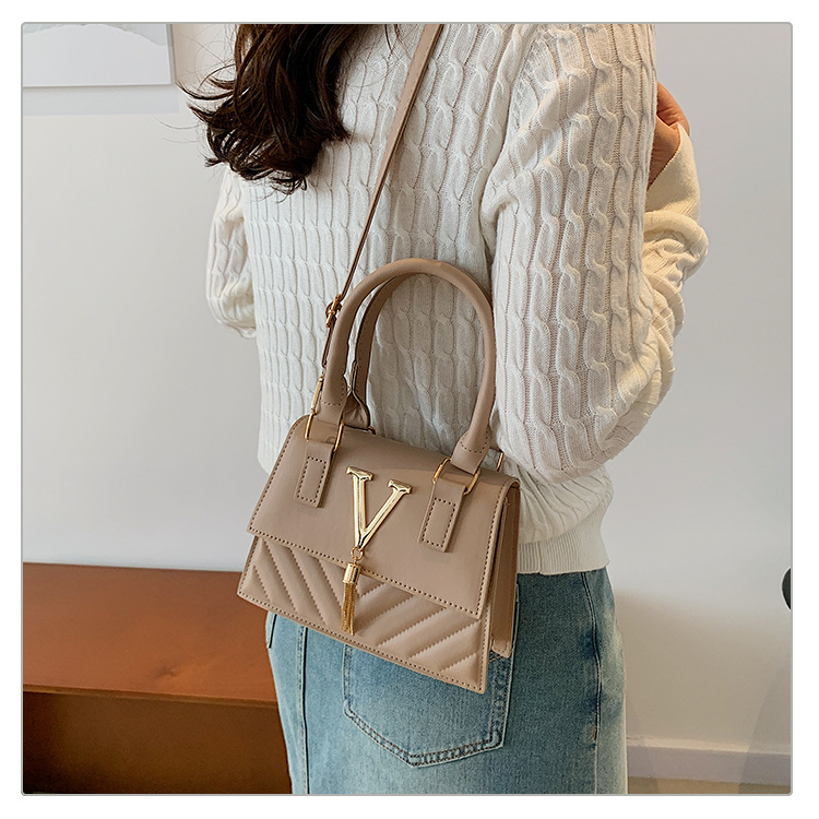 This year, trendy, fashionable and high-quality handbags are in vogue. Women's bags with stylish tassels and unique diagonal patterns are single-shoulder crossbody women's bags undefined