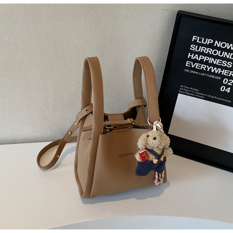 This year's popular bags for ladies are the 2025 new Korean-style simple and versatile crossbody bag and the retro commuting hand-held bucket bag undefined
