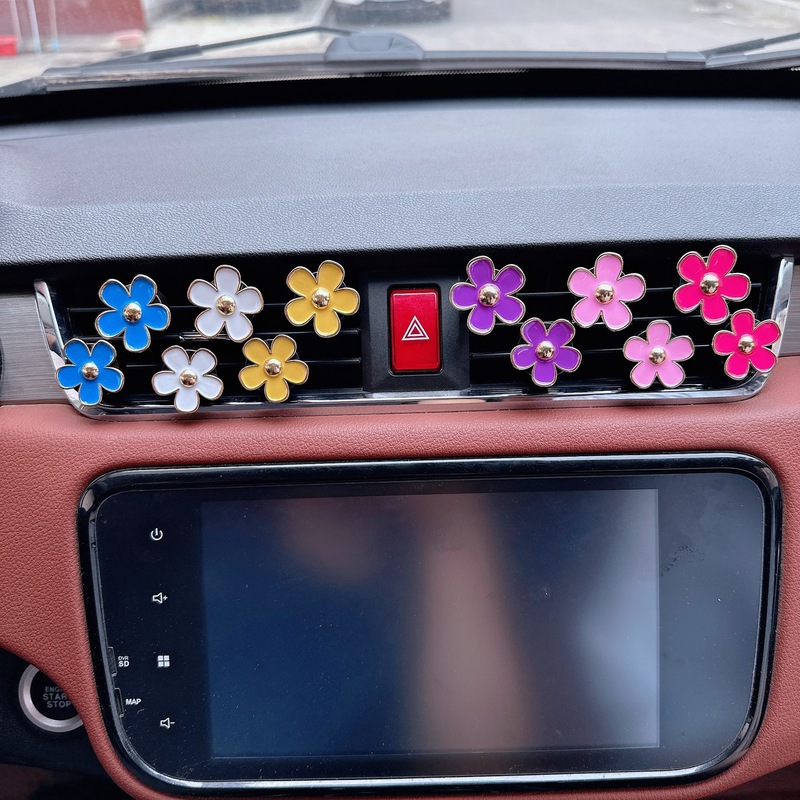 アクセサリーのペンダントの爆発的な自動車の吹出口のアロマクリップ合金のデイジーの花の車内の羽口の装飾品のアロマクリップ|undefined