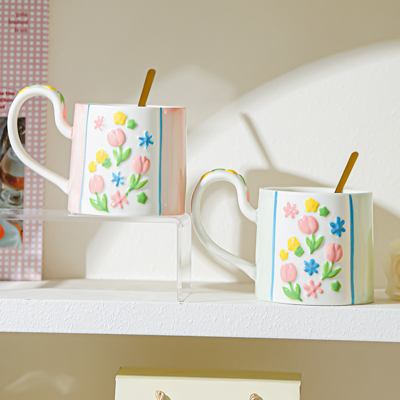 Taza de flores de cerámica para el hogar, taza de mano femenina de alto valor, taza de desayuno, taza de leche de corazón de niña, taza de agua, color bajo vidriado